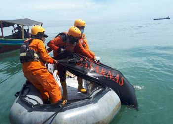 Gelisah dan Mondar-mandir di Atas Kapal, Tetiba Melompat ke Laut