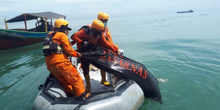 Gelisah dan Mondar-mandir di Atas Kapal, Tetiba Melompat ke Laut Gelisah dan Mondar-mandir di Atas Kapal, Tetiba Melompat ke Laut