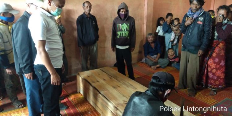 Lembang Sinaga Tenggak Pestisida di Rumahnya di Lintong Nihuta Lembang Sinaga Tenggak Pestisida di Rumahnya di Lintong Nihuta