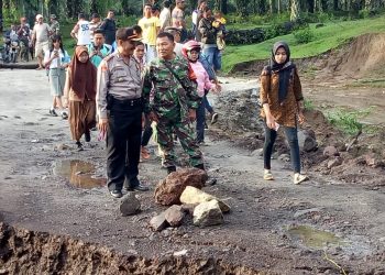 Kapten Leo Sianturi Laksanakan Gotongroyong di Jalan Siantar-Tanah Jawa