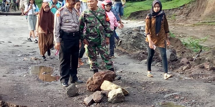 Kapten Leo Sianturi Laksanakan Gotongroyong di Jalan Siantar-Tanah Jawa Kapten Leo Sianturi Laksanakan Gotongroyong di Jalan Siantar-Tanah Jawa
