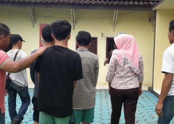 Lima Pelajar Tertangkap Pakai Narkoba Dalam Mobil