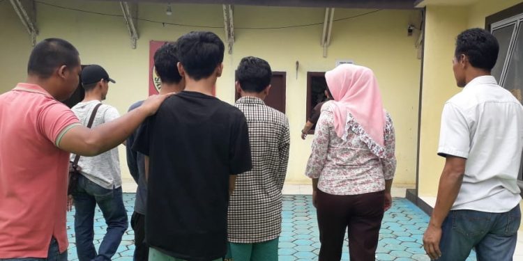 Lima Pelajar Tertangkap Pakai Narkoba Dalam Mobil Lima Pelajar Tertangkap Pakai Narkoba Dalam Mobil