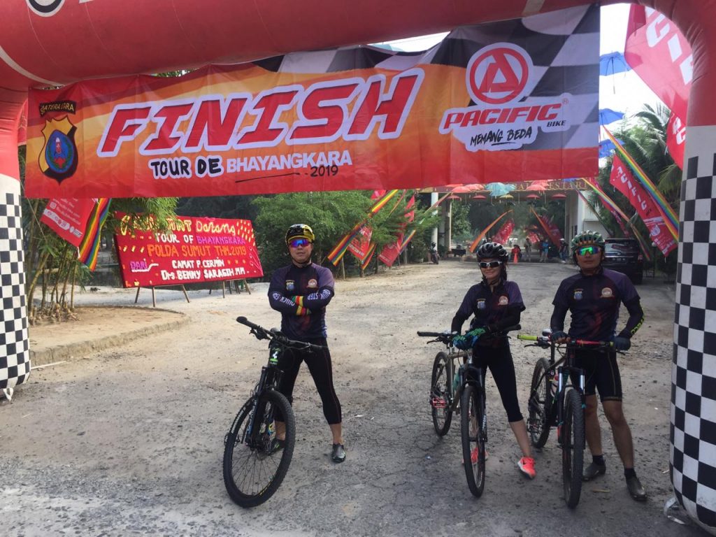 Pesepeda Tour De Bhayangkara Polda Sumut 2019 Gowes dari Medan ke Pantai Bali Lestari 