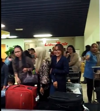 Video Penumpang Lion Air Ngamuk Viral. Pesawat Delay, Koper pun Rusak...