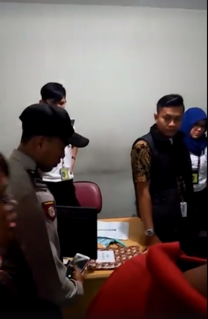 Video Penumpang Lion Air Ngamuk Viral. Pesawat Delay, Koper pun Rusak...