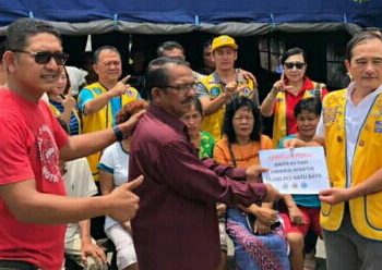 Lions Club Sampaikan Bantuan 20 Ribu Batu Bata pada Korban Kebakaran di Siantar