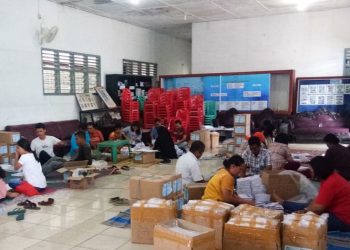 60 PPK dan Anggota KPUD Siantar Lipat Kertas Suara