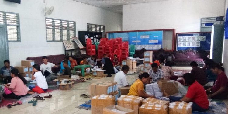 60 PPK dan Anggota KPUD Siantar Lipat Kertas Suara