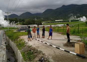 Tiga Pria Tersengat Listrik Di Pahae...