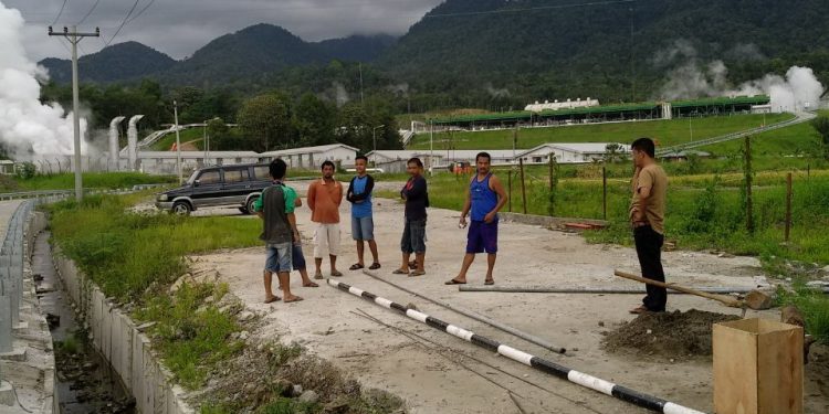 Tiga Pria Tersengat Listrik Di Pahae... Tiga Pria Tersengat Listrik Di Pahae...