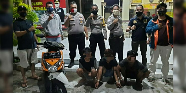 Tiga Sekawan Curi Sepedamotor di Depan Rumah Kontrakan, 1 Tersangka Usia 17 Tahun Tiga Sekawan Curi Sepedamotor di Depan Rumah Kontrakan, 1 Tersangka Usia 17 Tahun