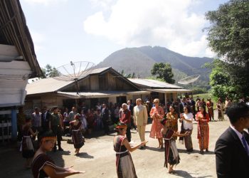 Di Siambat Dalan, Raja dan Ratu Belanda Disambut Tortor Panomunomuan