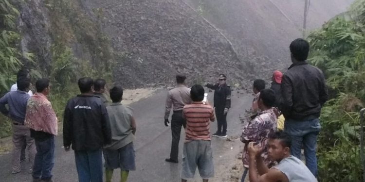 Jalan Penghubung Pakkat-Barus Longsor, Arus Lalu-lintas Terputus