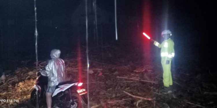 Breaking News!! Hujan Deras Akibatkan Longsor di Jalan Lintas Siantar - Parapat