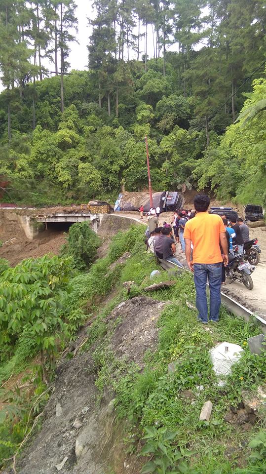 Hutan Digunduli, Longsor di Jalur Wisata Danau Toba. Truk Terbalik dan Tiga Mobil Terjebak