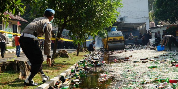 Polres Bogor Musnahkan Miras dan Petasan Jelang Hari Raya Idul Fitri 2019