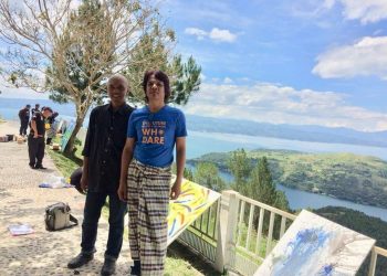 Pelukis Asal Cilacap Melukis di Puncak Sipinsur, Danau Toba