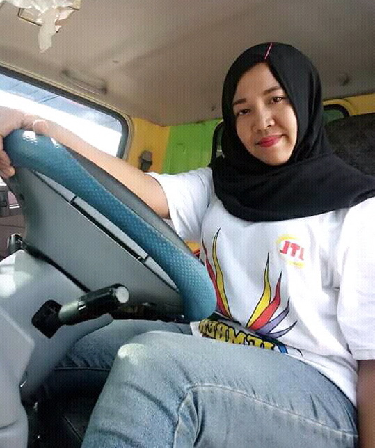 Supir Truk Cabe Cantik Nan Memikat Netizen. Ia Ibu Dua Anak, Bukan Cabe-cabean... Supir Truk Cabe Cantik Nan Memikat Netizen. Ia Ibu Dua Anak, Bukan Cabe-cabean...