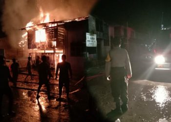Kantor Lurah Pasar Sarulla dan Rumah Benson Gultom di Tapanuli Utara Terbakar
