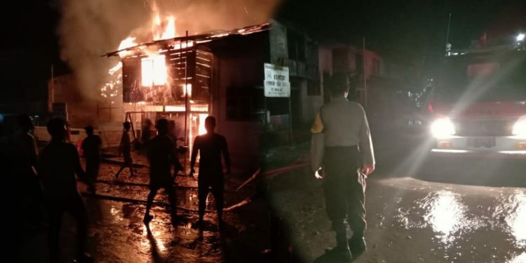 Kantor Lurah Pasar Sarulla dan Rumah Benson Gultom di Tapanuli Utara Terbakar Kantor Lurah Pasar Sarulla dan Rumah Benson Gultom di Tapanuli Utara Terbakar