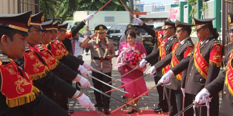AKBP Reynold Elisa P Hutagalung Jadi Kapolres Pelabuhan Tanjung Priok dan Disambut Tor tor