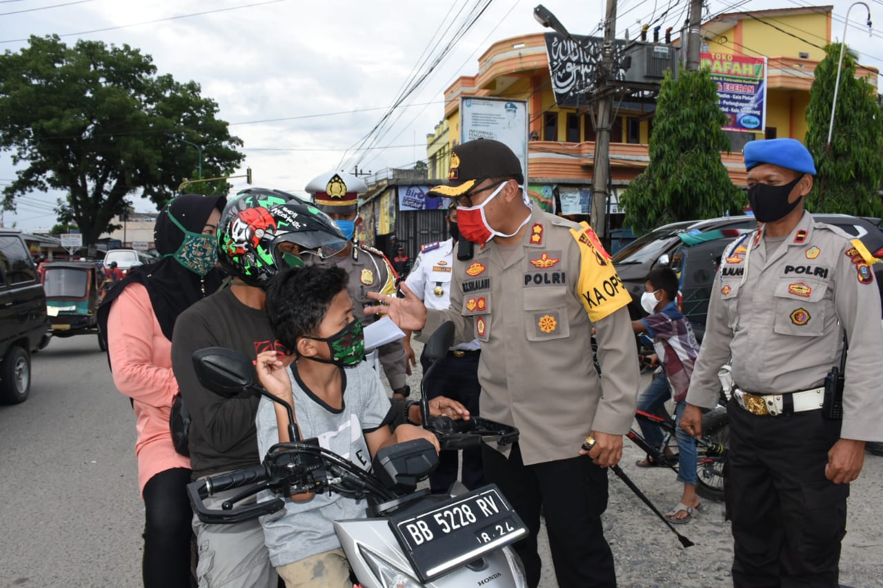 Warga Pakai Masker Dapat Hadiah dari Kapolres Madina AKBP Horas Tua Silalahi
