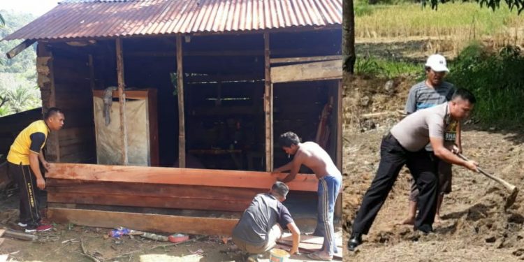 Di Mandailing Natal Polisi Bantu Warga di Ladang dan Perbaiki Rumah