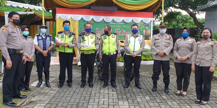 Ketua Bhayangkari Polrestabes Medan Berikan Bantuan Masker dan Vitamin ke Pos Pam