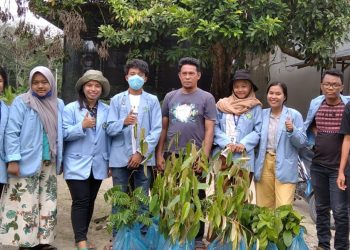 Pengabdian Tim Kukerta Mahasiswa Unri Balek Kampung Tanam Pohon di DAS Bah Bolon Nagori Senio