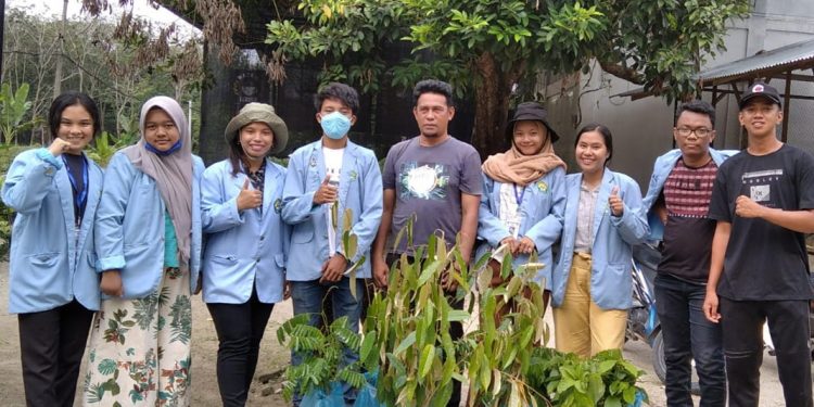 Pengabdian Tim Kukerta Mahasiswa Unri Balek Kampung Tanam Pohon di DAS Bah Bolon Nagori Senio