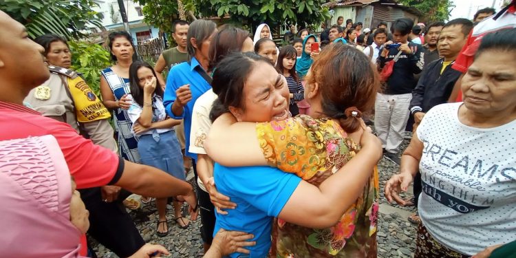 Mak Laura Boru Siahaan Histeris, Mertuanya Ditemukan Tewas di Rel Kereta Api Mak Laura Boru Siahaan Histeris, Mertuanya Ditemukan Tewas di Rel Kereta Api