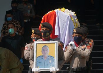 Suami Bupati Bogor Dimakamkan Secara Kedinasan Polri