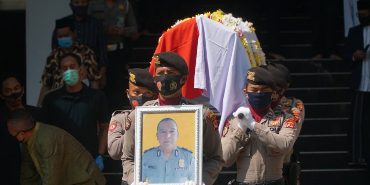 Suami Bupati Bogor Dimakamkan Secara Kedinasan Polri