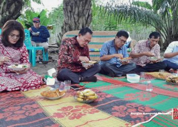 Makan Bersama Warga di Bawah Pohon Sawit, TPS Siap Dicereweti Istri Jika Lalai Bangun Simalungun