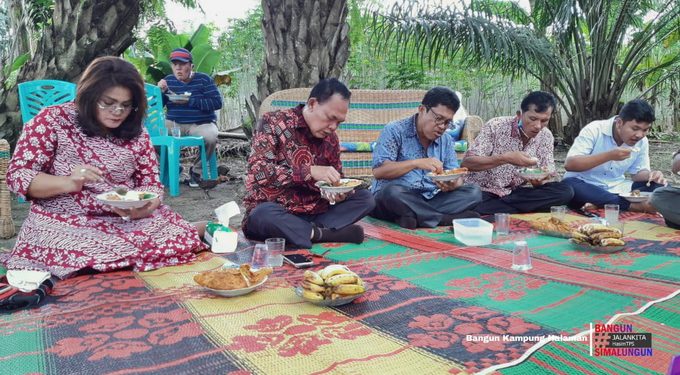 Makan Bersama Warga di Bawah Pohon Sawit, TPS Siap Dicereweti Istri Jika Lalai Bangun Simalungun Makan Bersama Warga di Bawah Pohon Sawit, TPS Siap Dicereweti Istri Jika Lalai Bangun Simalungun