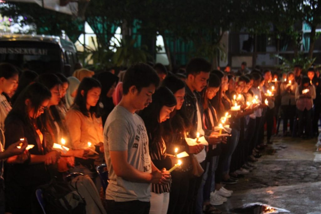 Malam Doa dari Siantar untuk Lusi Sitanggang dan Para Korban KM Sinar Bangun Malam Doa dari Siantar untuk Lusi Sitanggang dan Para Korban KM Sinar Bangun