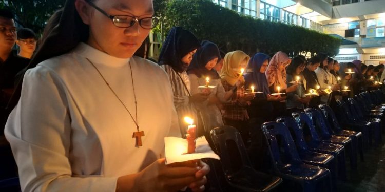 Malam Doa dari Siantar untuk Lusi Sitanggang dan Para Korban KM Sinar Bangun Malam Doa dari Siantar untuk Lusi Sitanggang dan Para Korban KM Sinar Bangun