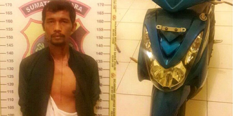 Tertangkap Curi Sepedamotor, Pria Ini Babak Belur Dipermak Warga Jalan Teratai... Tertangkap Curi Sepedamotor, Pria Ini Babak Belur Dipermak Warga Jalan Teratai...