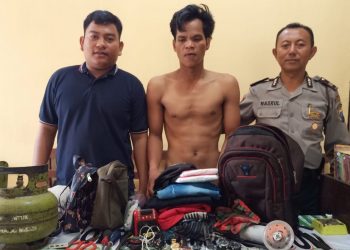Monang Hutasoit, Diamuk Massa Karena Mencuri di Karang Anyer