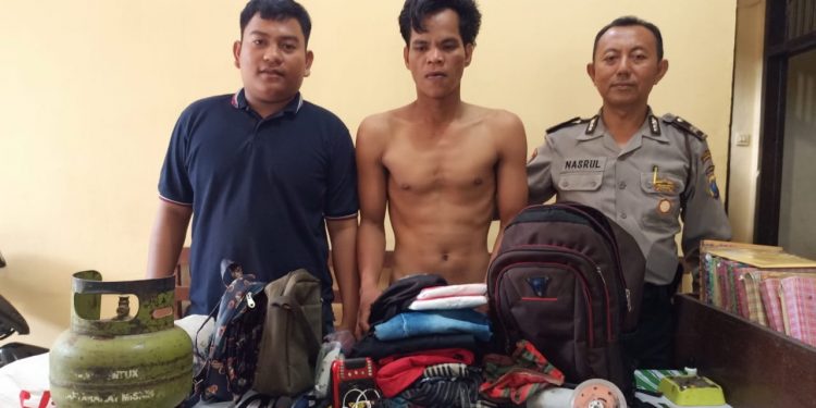Monang Hutasoit, Diamuk Massa Karena Mencuri di Karang Anyer