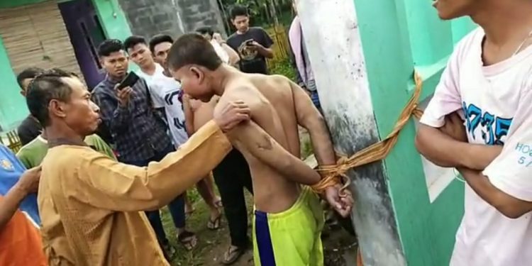 Remaja Terduga Pencuri Sepedamotor Diikat Dan Dihakimi Warga
