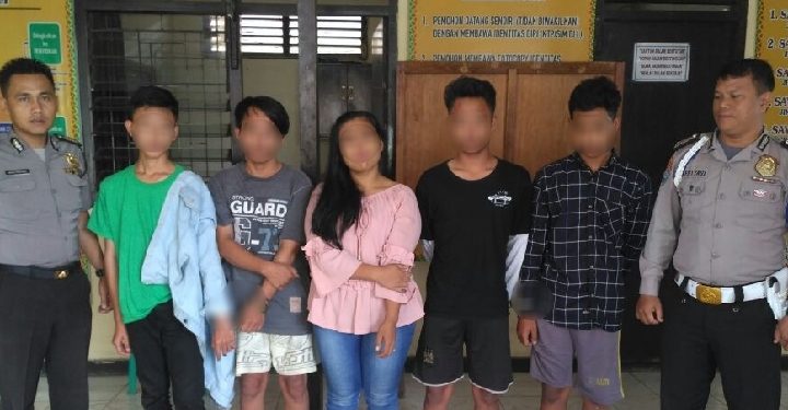 Sedang Asik dengan 4 Pria, Seorang Mamah Muda Diciduk Sedang Asik dengan 4 Pria, Seorang Mamah Muda Diciduk