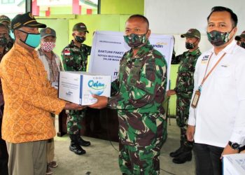 Satgas Pamtas RI-RDTL Yonif 132/BS dan Bank Mandiri Bagikan Sembako Kepada Masyarakat Perbatasan