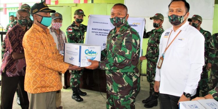 Satgas Pamtas RI-RDTL Yonif 132/BS dan Bank Mandiri Bagikan Sembako Kepada Masyarakat Perbatasan Satgas Pamtas RI-RDTL Yonif 132/BS dan Bank Mandiri Bagikan Sembako Kepada Masyarakat Perbatasan
