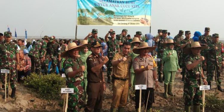 Peduli Lingkungan Hidup, Pangdam I/BB Tanam Mangrove di Bagan Serdang
