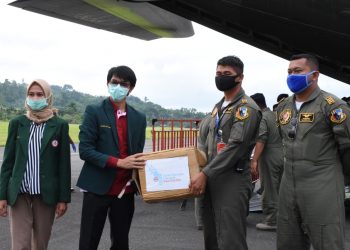Kodam XVIII/Kasuari Bantu Terima Alkes Bantuan Sukarelawan Peduli Penanganan Covid-19
