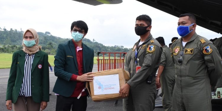 Kodam XVIII/Kasuari Bantu Terima Alkes Bantuan Sukarelawan Peduli Penanganan Covid-19
