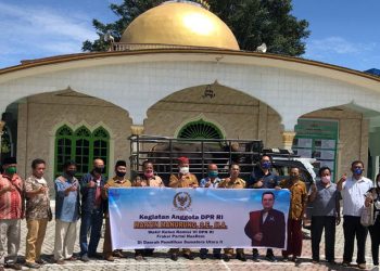 Wakil Ketua Komisi VI DPR RI, Martin Manurung Salurkan 10 Sapi Kurban di Kawasan Danau Toba