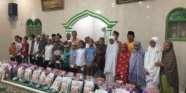 Jamaah Masjid Rahmat Rutin Santuni Anak Yatim saat Bulan Ramadhan Jamaah Masjid Rahmat Rutin Santuni Anak Yatim saat Bulan Ramadhan